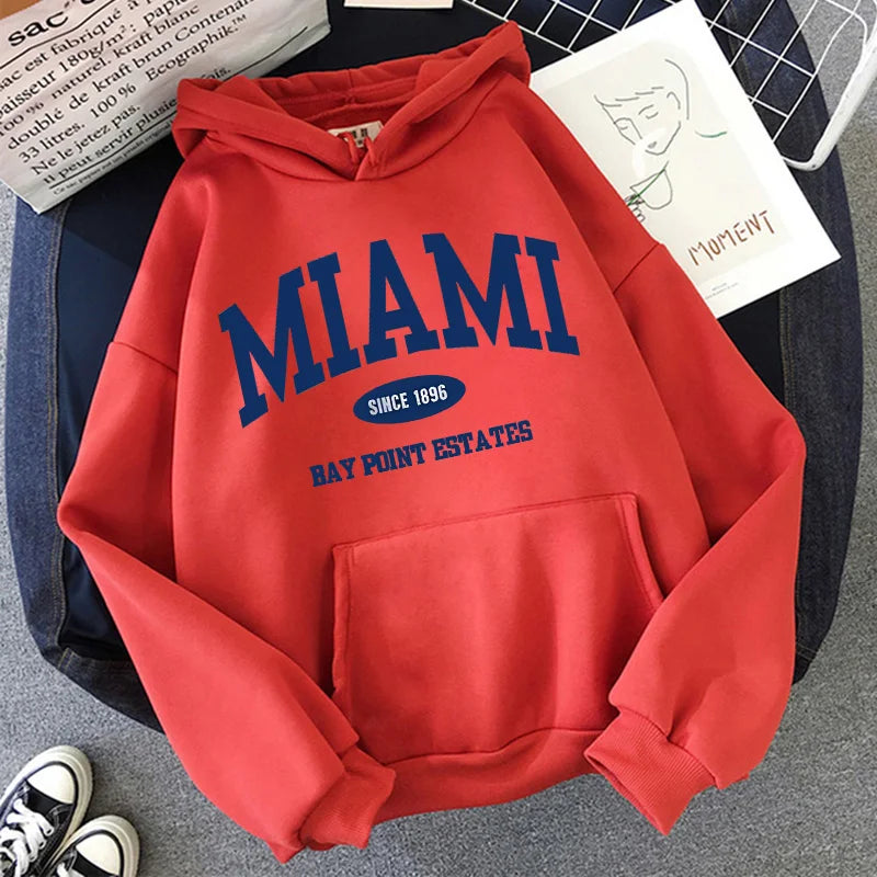 Stylowy Sweatshirt z Napisem TM