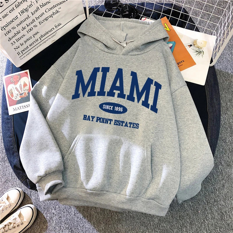 Stylowy Sweatshirt z Napisem TM